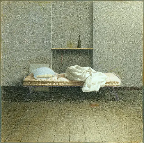 Dipinto di una stanza vuota con un lettino disfatto e una macchia di sangue sul pavimento di legno