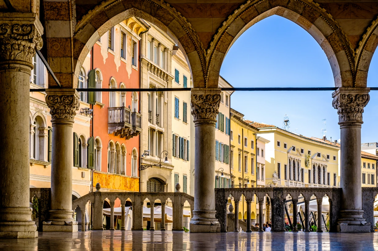 Foto di via Mercatovecchio vista attraverso gli archi della Loggia del Lionello a Udine