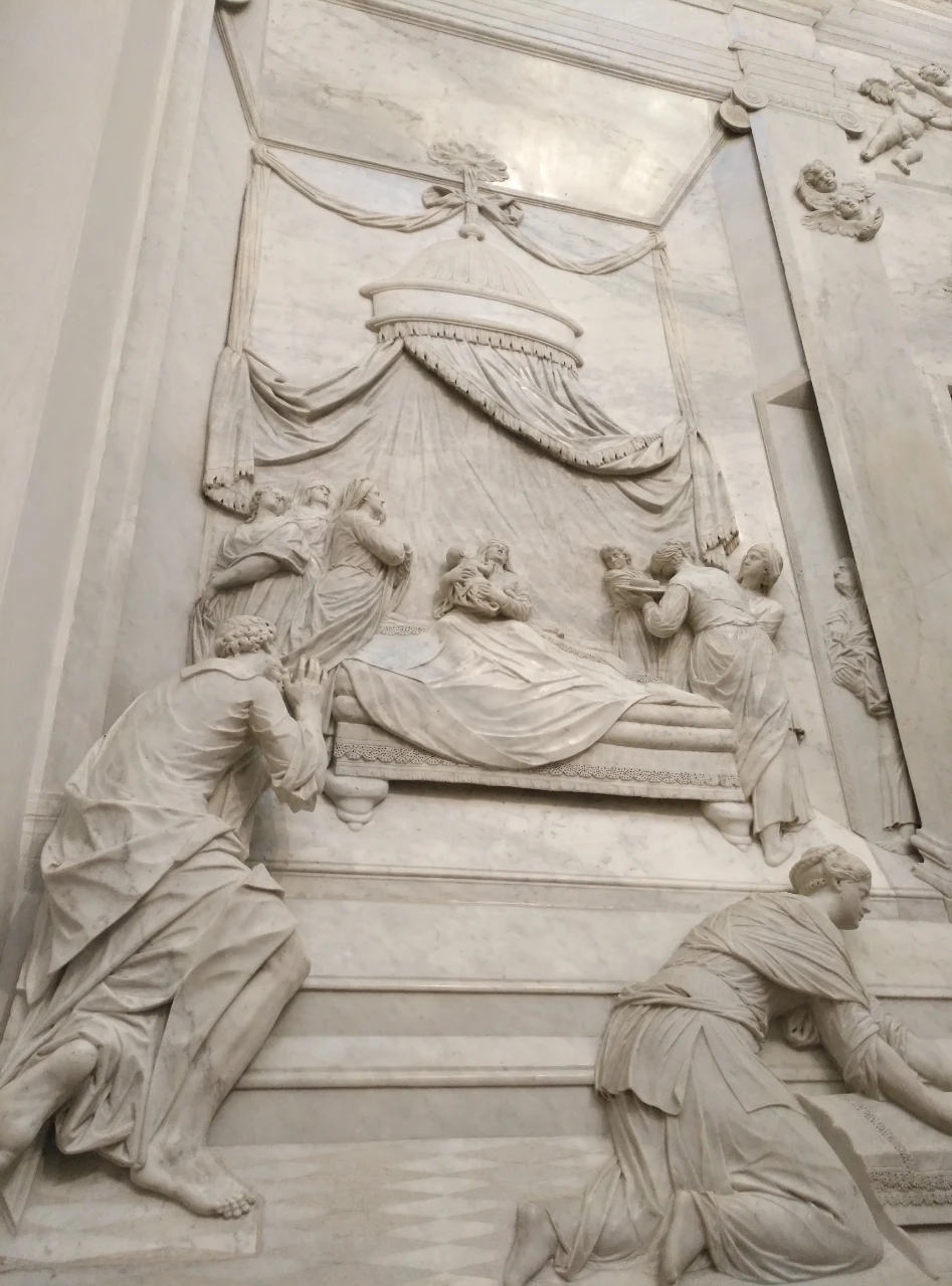 Foto di un bassorilievo in marmo bianco della Cappella Manin a Udine